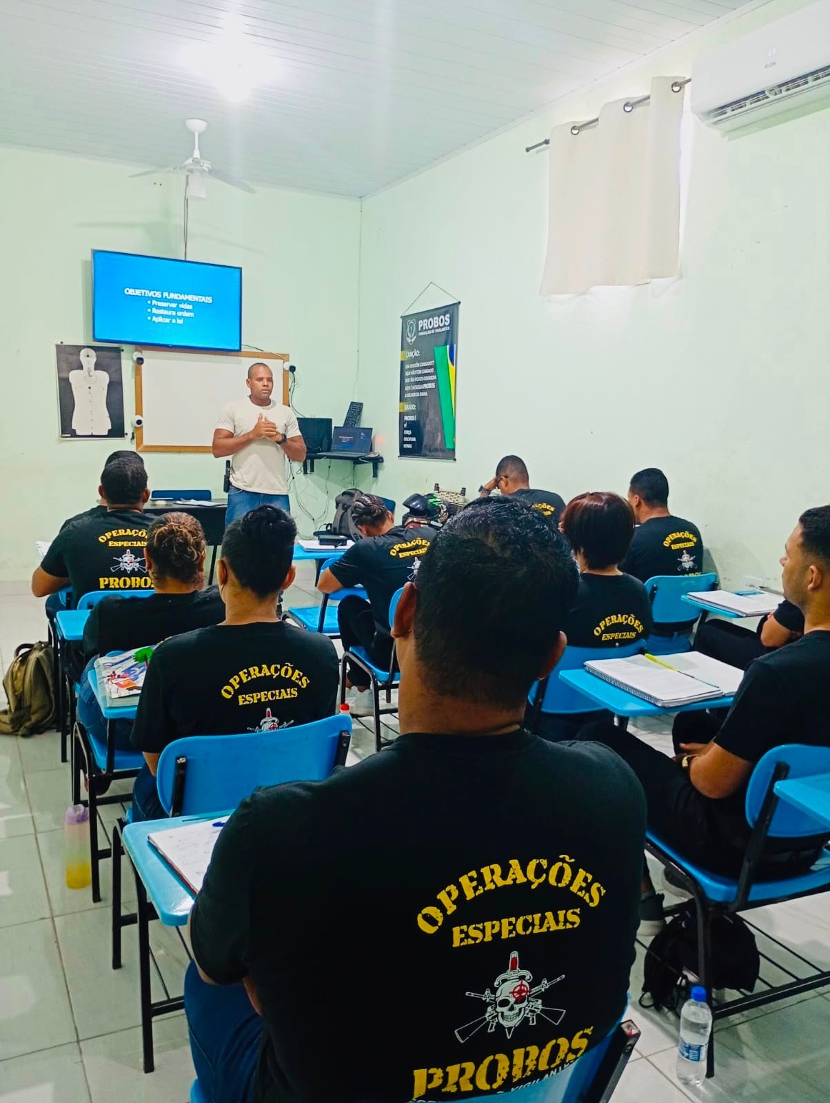 Instrutor da PROBOS ministrando aula para turma de vigilantes